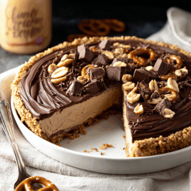 Chocolate Peanut Butter Pretzel Pie